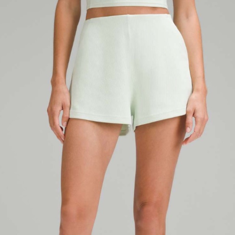 Lululemon Ribbed Softstreme High-Rise Short 2" in Kohlrabi Green